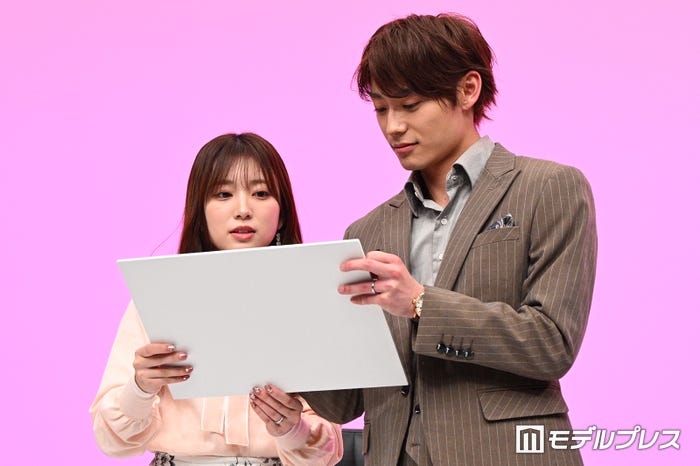 共通点を探し中の矢吹奈子、高松アロハ(C)モデルプレス