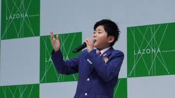 11歳新人演歌歌手がデビューシングル発売イベント 買い物中の来場者も魅了