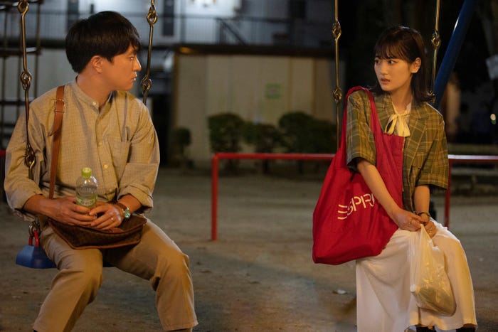 濱田岳、山下美月「じゃない方の彼女」第2話より (C)「じゃない方の彼女」製作委員会