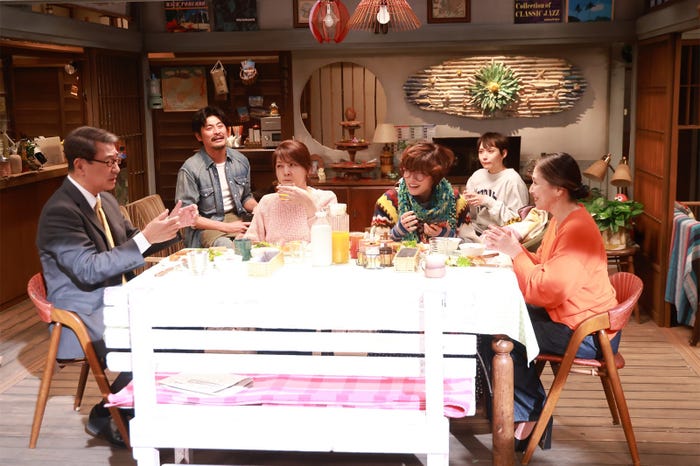 中井貴一、坂口憲二、飯島直子、内田有紀、白本彩奈、小泉今日子「続・続・最後から二番目の恋」第1話(C)フジテレビ