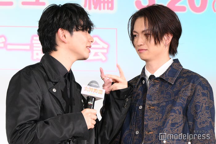 胸キュン台詞作戦会議をする宮世琉弥、綱啓永(C)モデルプレス