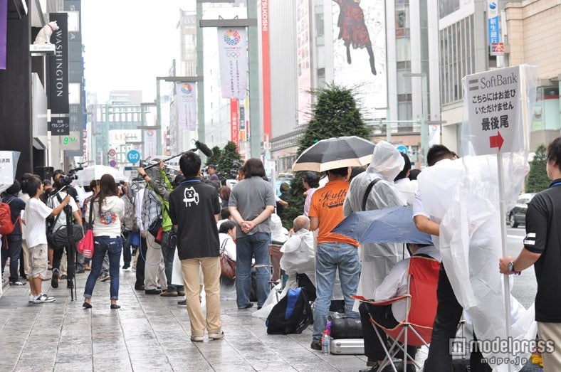 「iPhone 5」を求めソフトバンクモバイル銀座前にできた行列