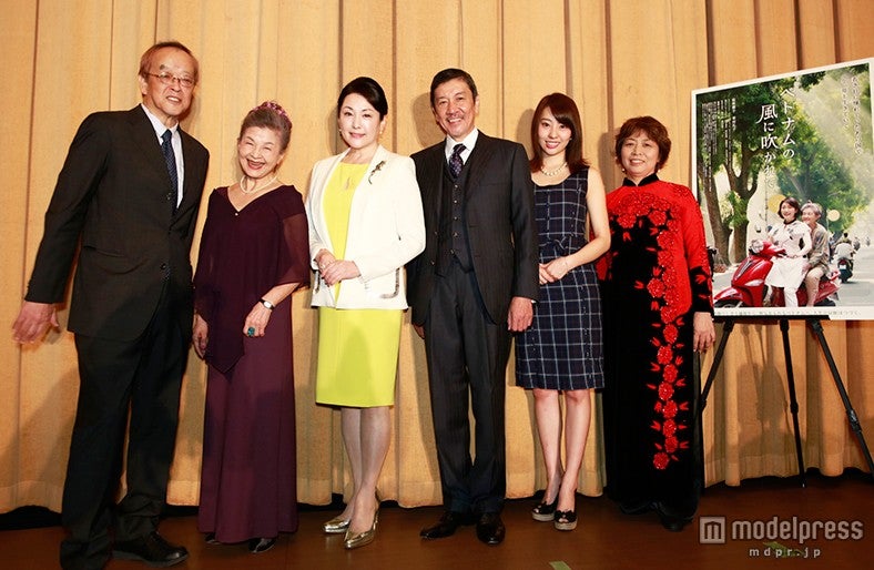 （左から）大森一樹監督、草村礼子、松坂慶子、奥田瑛二、藤江れいな、 小松みゆき氏（C）「ベトナムの風に吹かれて」製作委員会