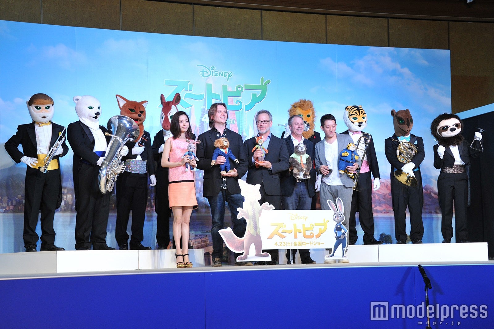 （前列左から）上戸彩、バイロン・ハワード監督、リッチ・ムーア監督、クラーク・スペンサー氏、高橋茂雄（後列）ズーラシアンブラス／（C）モデルプレス