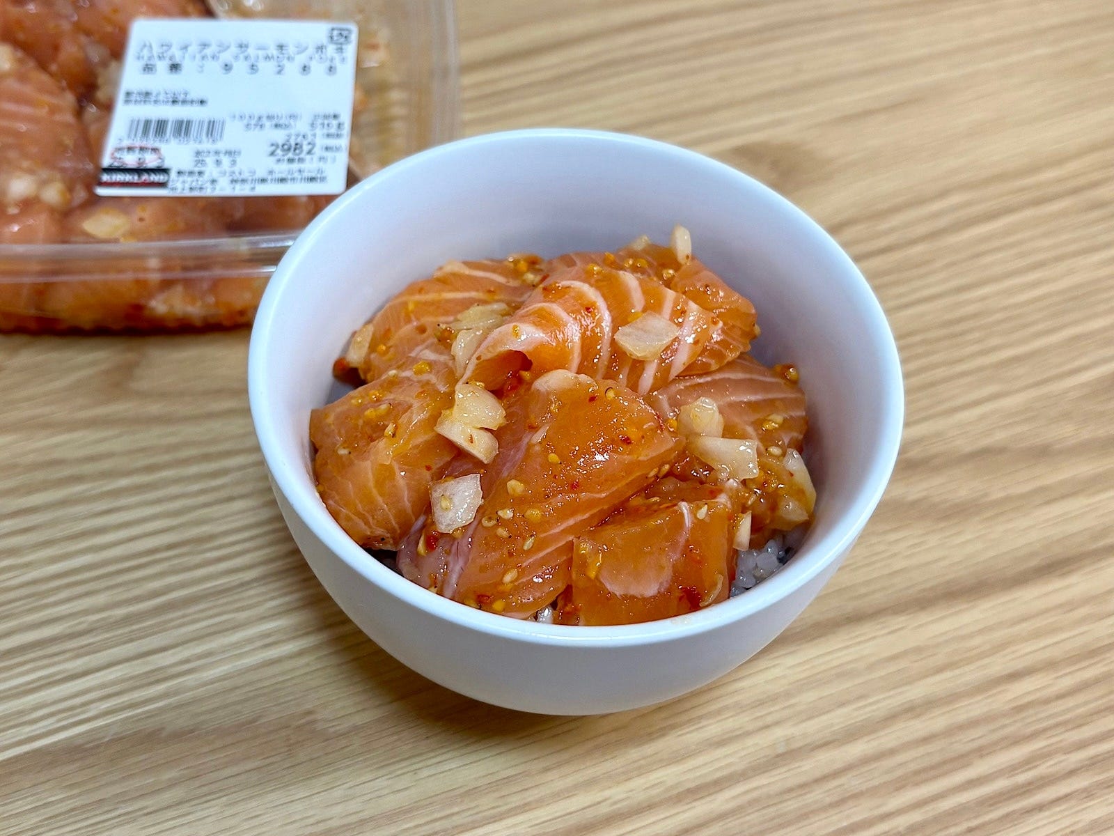 大きくカットされたサーモンがおいしすぎる！ ハワイのポキ丼をおうちで簡単に楽しめます