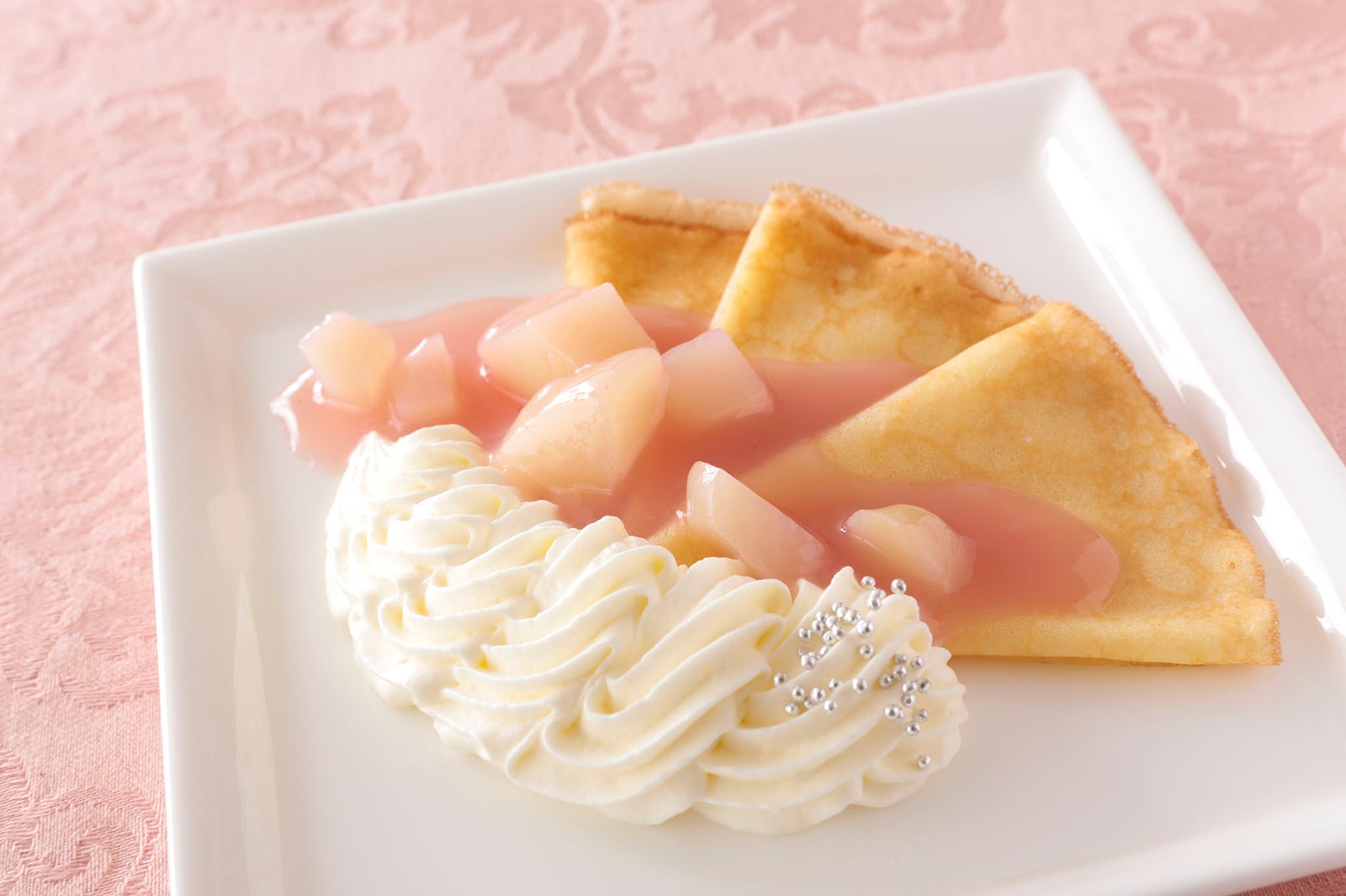 クレープシュゼット 桃の大きな果肉入りソース 