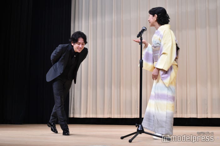 吉永小百合にそろりそろりと近づいていく二宮和也(C)モデルプレス