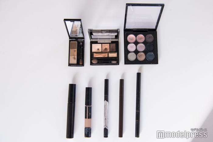 新美有加アナウンサー、ポーチの中身は?(C)モデルプレス