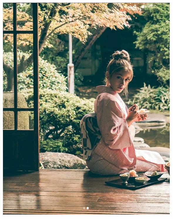 ローラ、艶やか着物ショットに「似合いすぎ」「絵になる美しさ」と絶賛の声相次ぐ