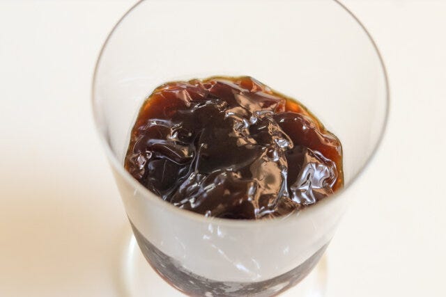 コーヒーゼリーが固まったらフォークで軽く崩しながらグラスに入れる。