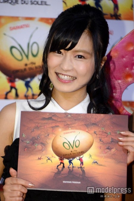 小島瑠璃子、スラっと美脚アピール　虫とのハグに大興奮