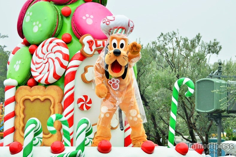 雨天バーションの「ディズニー・サンタヴィレッジ・パレード」