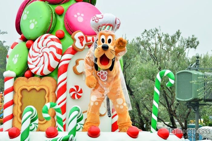 雨天バーションの「ディズニー・サンタヴィレッジ・パレード」