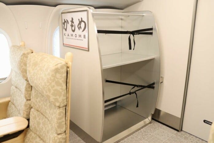 大きなスーツケースを持ち込んでも安心な荷物置場