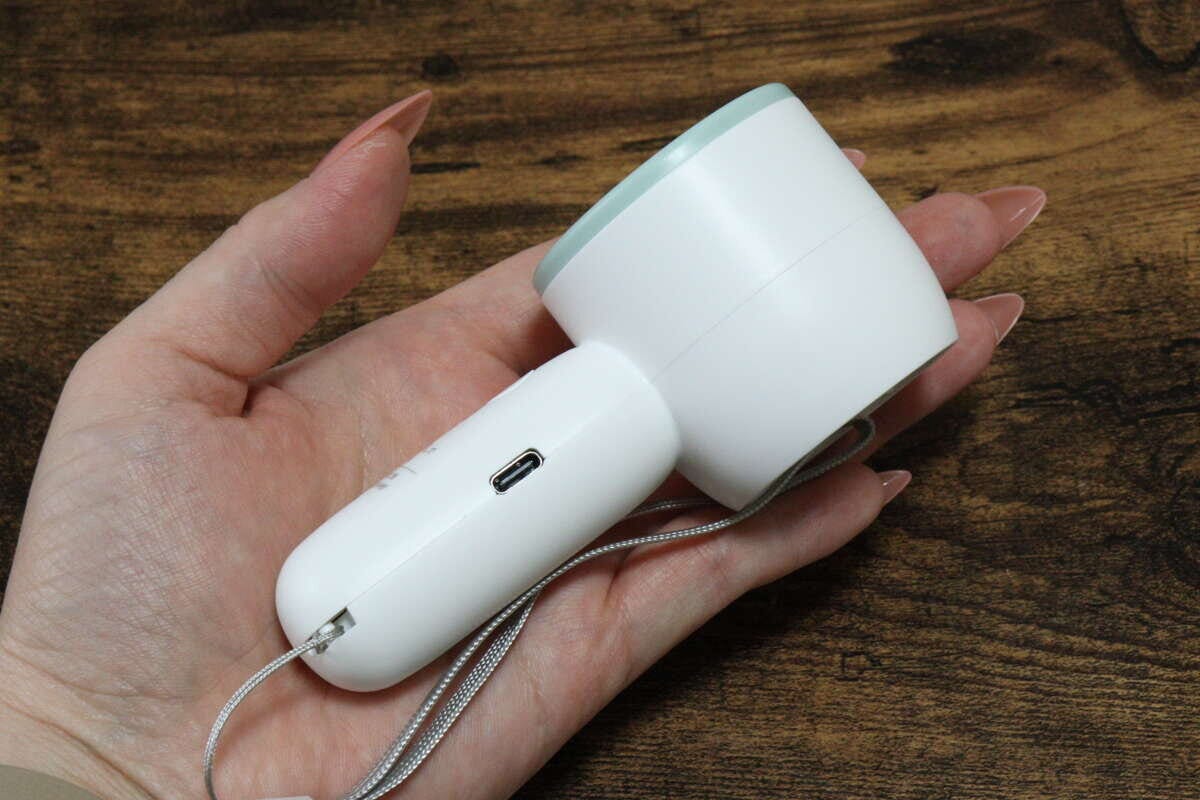 ダイソーのポータブルミニファンは手のひらサイズで持ち運びに便利