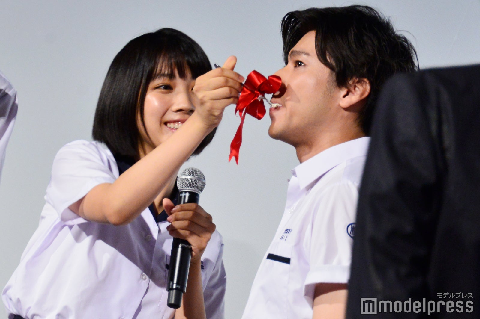 松本穂香、山田裕貴にあーん （C）モデルプレス