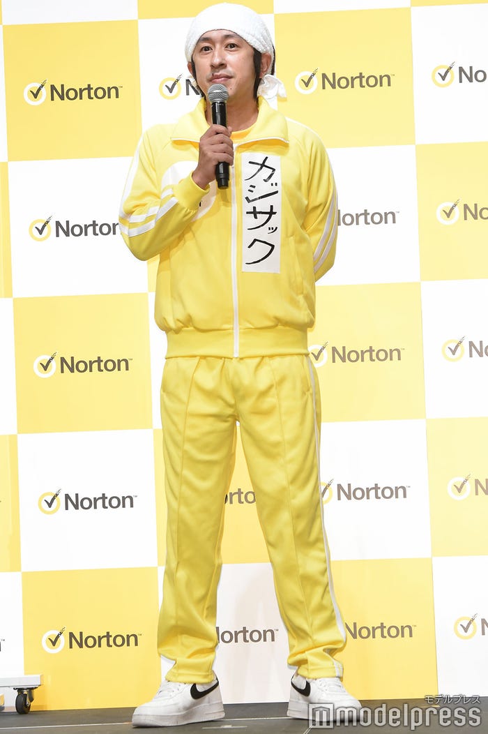 1日3時間かけてSNSのコメントをチェックすると語るカジサック(C)モデルプレス