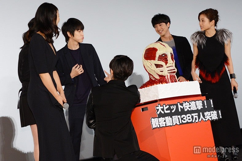 つまみ食いしたイチゴを頬張る本郷奏多にキャスト陣がツッコむ場面も