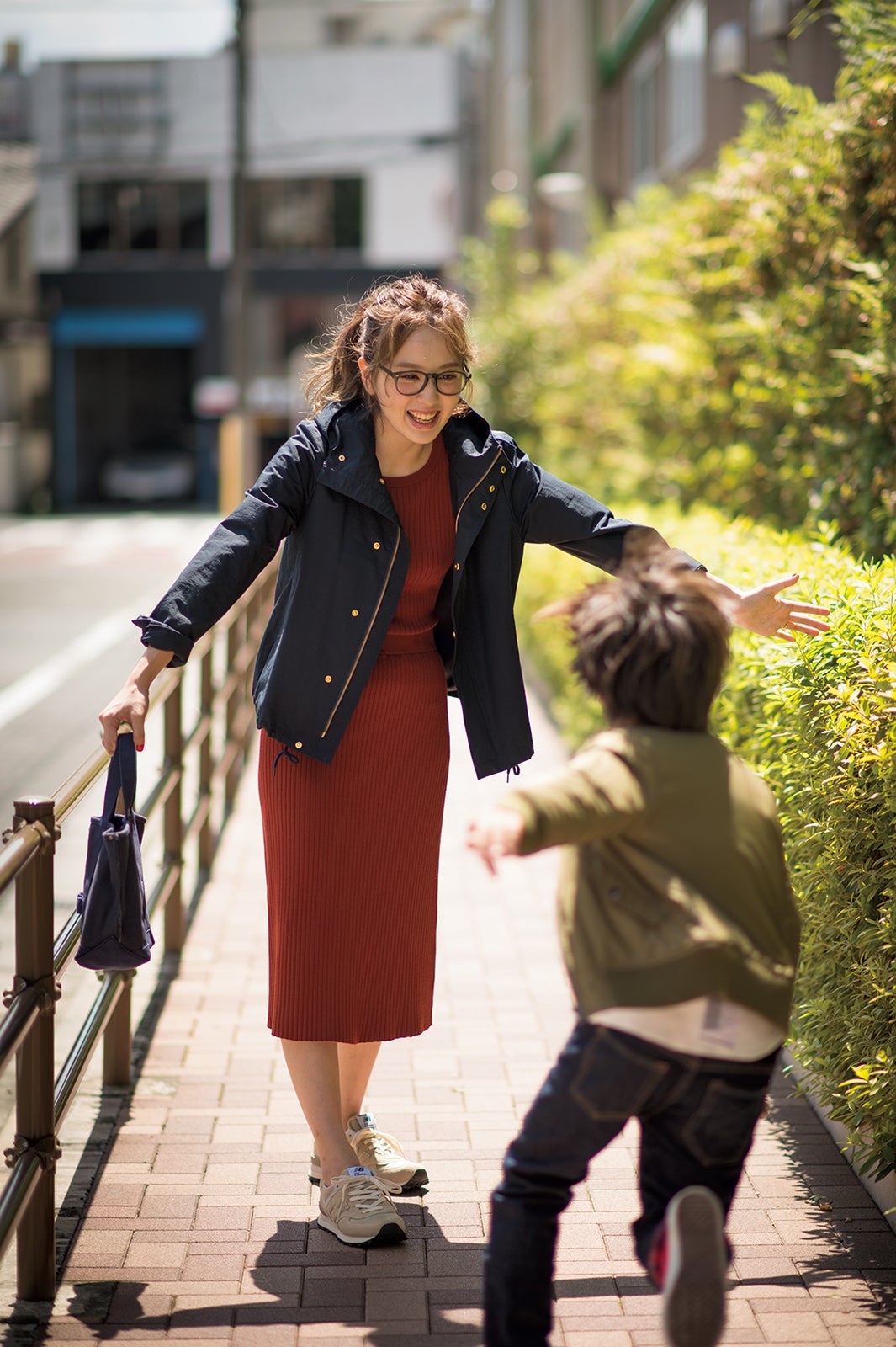 リブニットの“甘コーデ”（画像提供：セブン＆アイ出版）