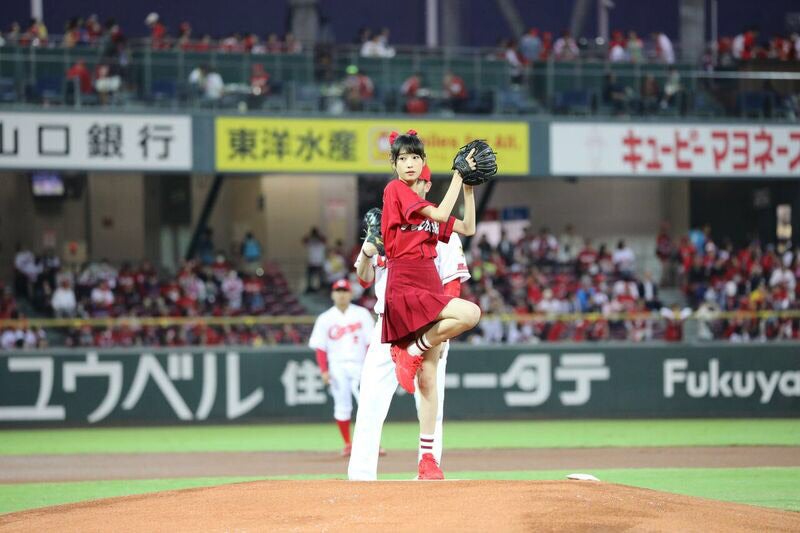 高橋ひかる ミニスカで美脚披露 初始球式ノーバンならず モデルプレス