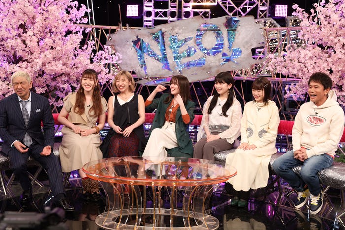ダウンタウンとトークをするLittle Glee Monster(C)フジテレビ
