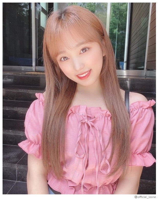 IZ*ONE矢吹奈子、美デコルテ披露“ピンクオフショル姿”にファン悶絶「可愛い」「似合う」