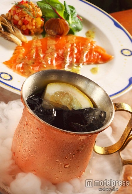 アペタイザーとカクテルのセット（C）Disney