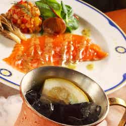 アペタイザーとカクテルのセット(C)Disney