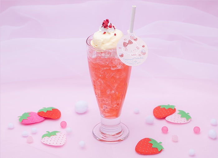 あのコと飲みたいみゅん‥初恋いちごクリームソーダ税込990円(C)2021 SANRIO CO.,LTD.S/F・G