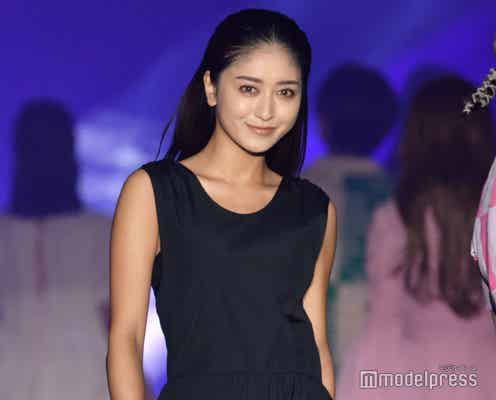 みちょぱ、雰囲気ガラリの大人オールブラックルック ほっそり二の腕もチラリ<TGC 和歌山 2023>