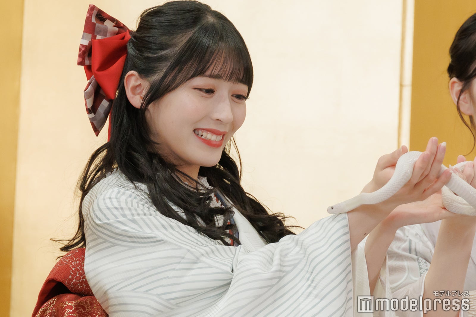 ハクさんを持つ佐藤綺星（C）モデルプレス