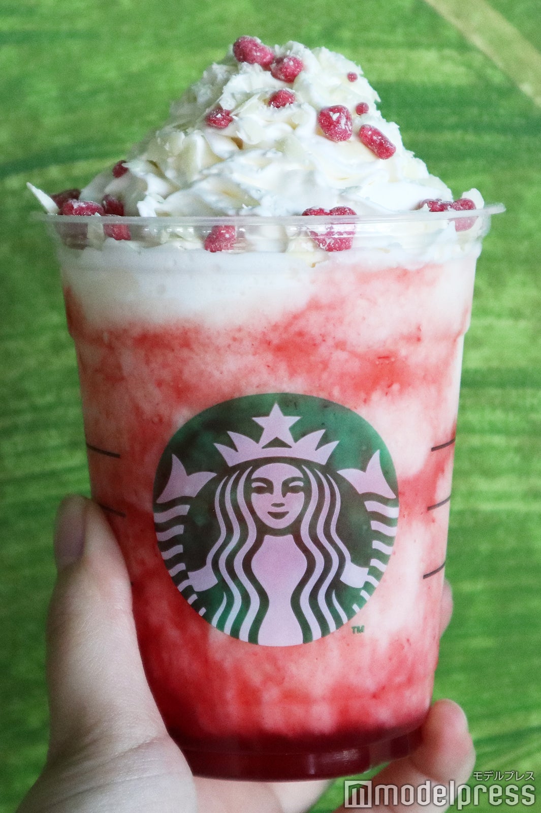 「ベリー×ベリー レアチーズ フラペチーノ」（C）モデルプレス