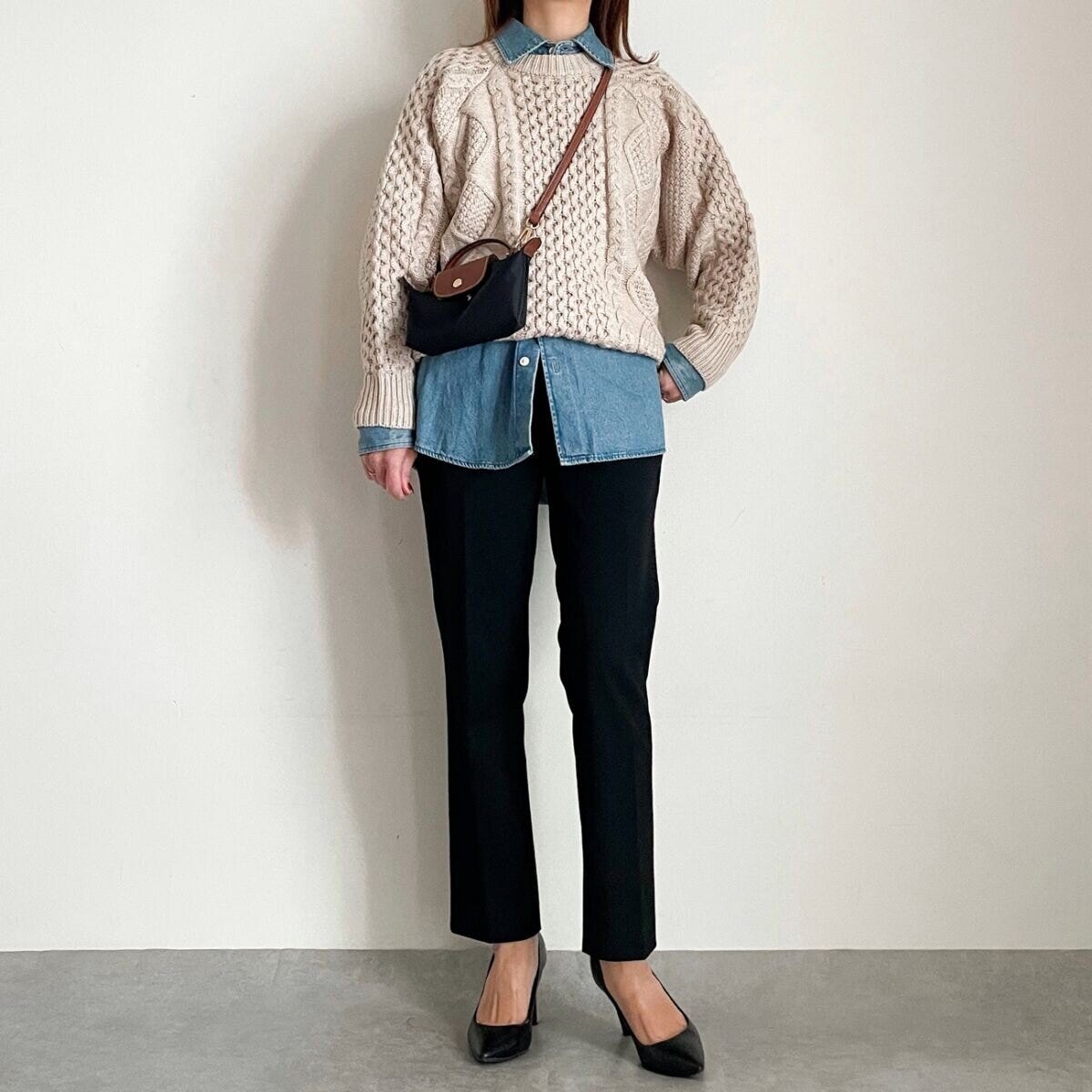 デニムシャツとニットレイヤードコーデ