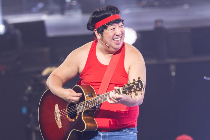 ひーとん(日村勇紀)「赤えんぴつ in 武道館」撮影:RyuyaAmao