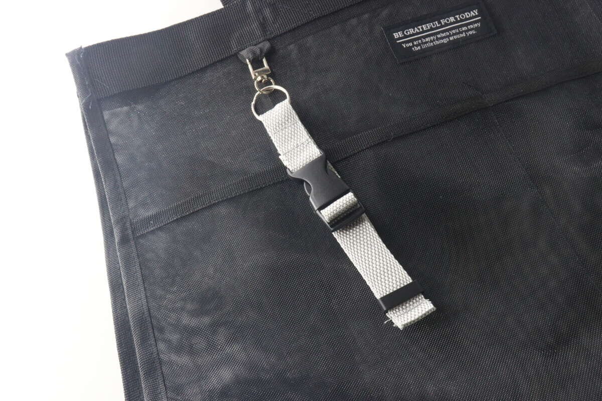 黒いバッグのDカンにベルトキーホルダーを取り付けた状態