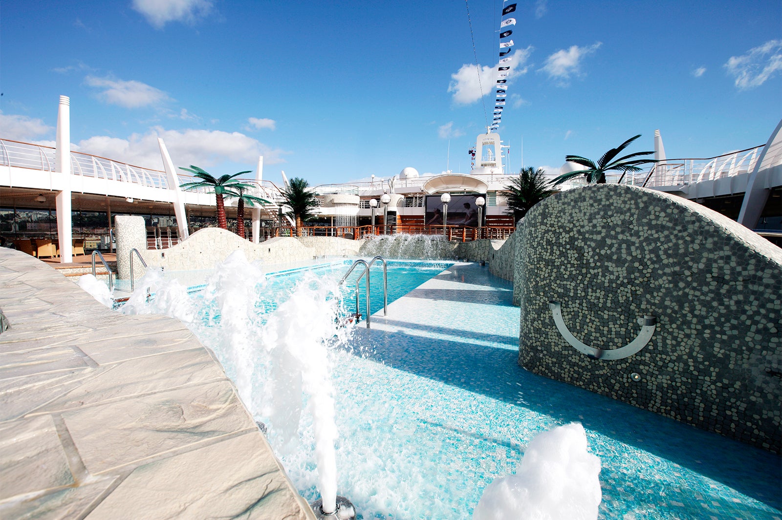 大きなプールがフォトジェニック／MSC Cruises S.A.