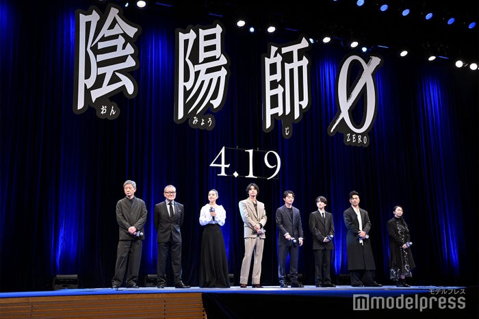 (左から)小林薫、國村隼、奈緒、山崎賢人、染谷将太、板垣李光人、北村一輝、佐藤嗣麻子監督(C)モデルプレス