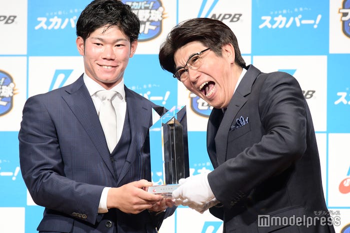 坂倉将吾選手、石橋貴明(C)モデルプレス