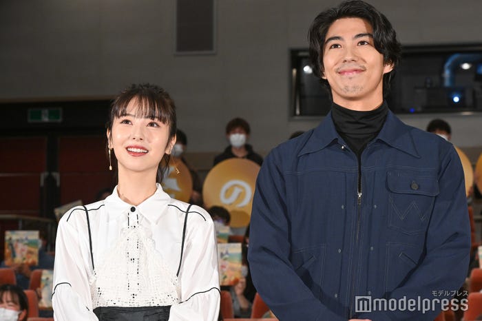 浜辺美波、賀来賢人 (C)モデルプレス