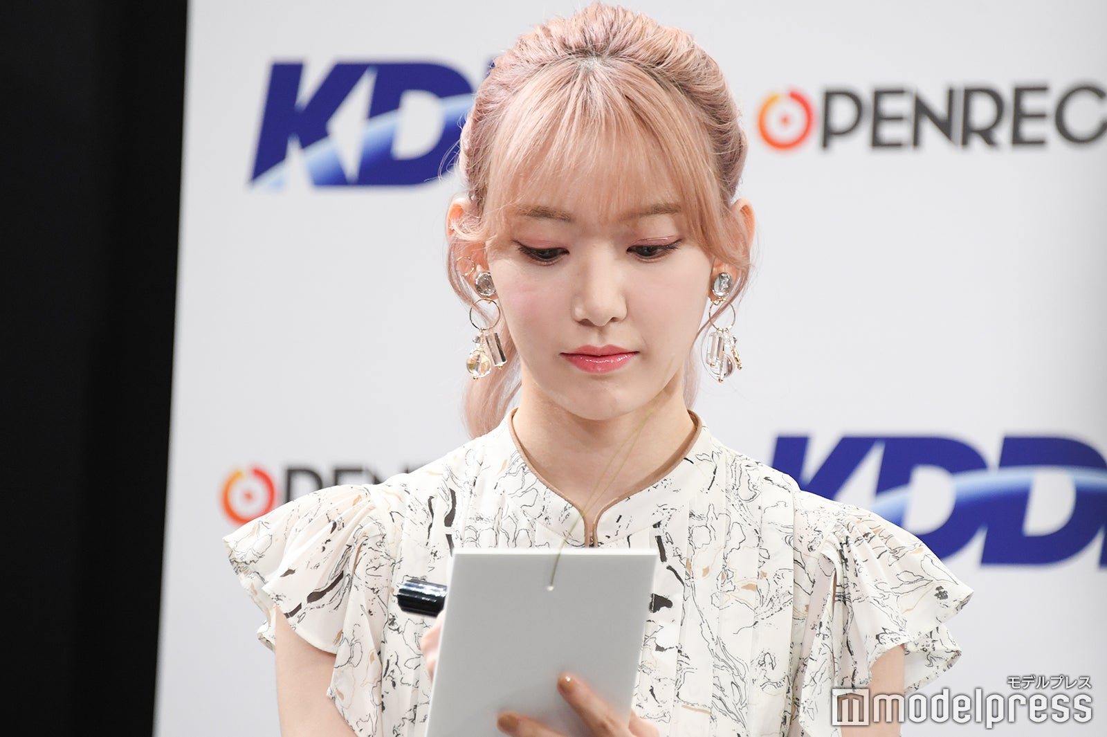 短冊に願い事を書く宮脇咲良 （C）モデルプレス