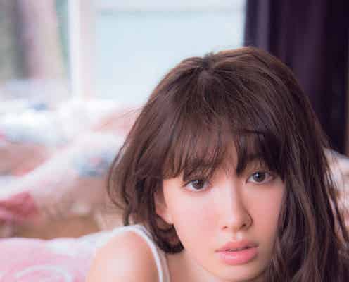 小嶋陽菜、女子の憧れ“マシュマロ美乳”披露 表紙はボクサーショーツ姿