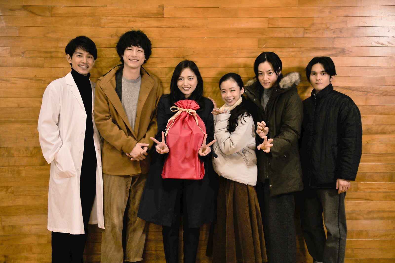 川口春奈に誕生日サプライズ 坂口健太郎ら“チーム イノセンス”が祝福