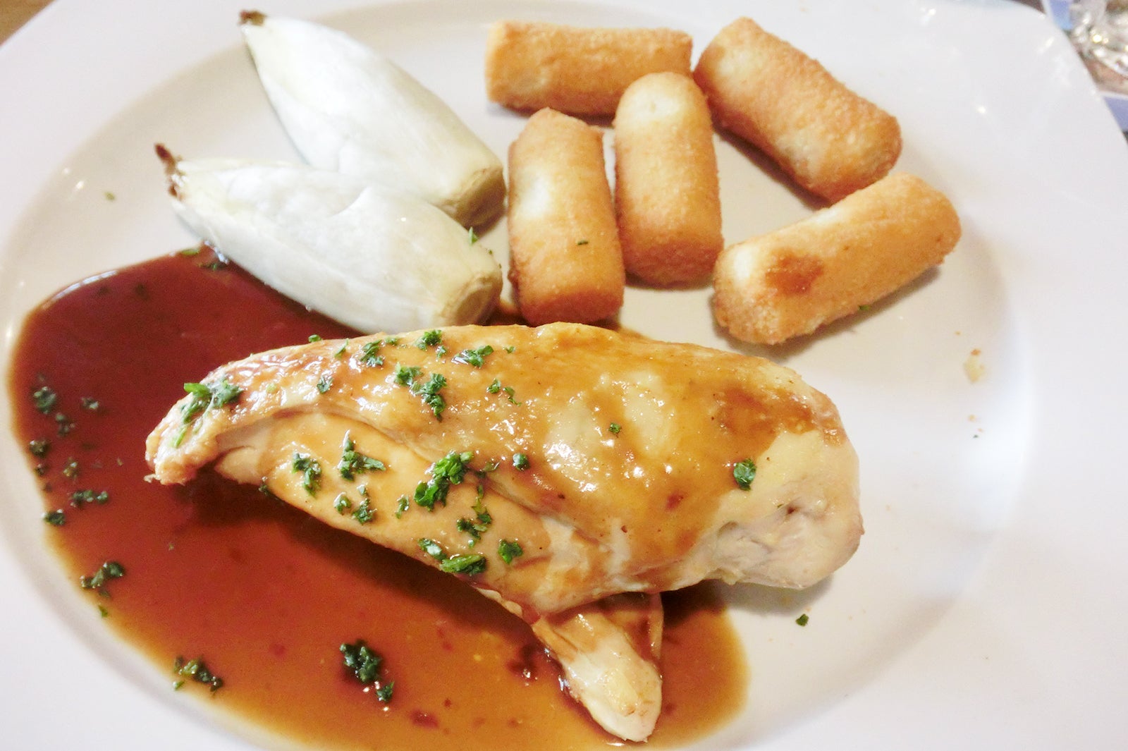 自慢のビールソースでいただく、メッヘレン名物の地鶏料理(c)VISITFLANDERS