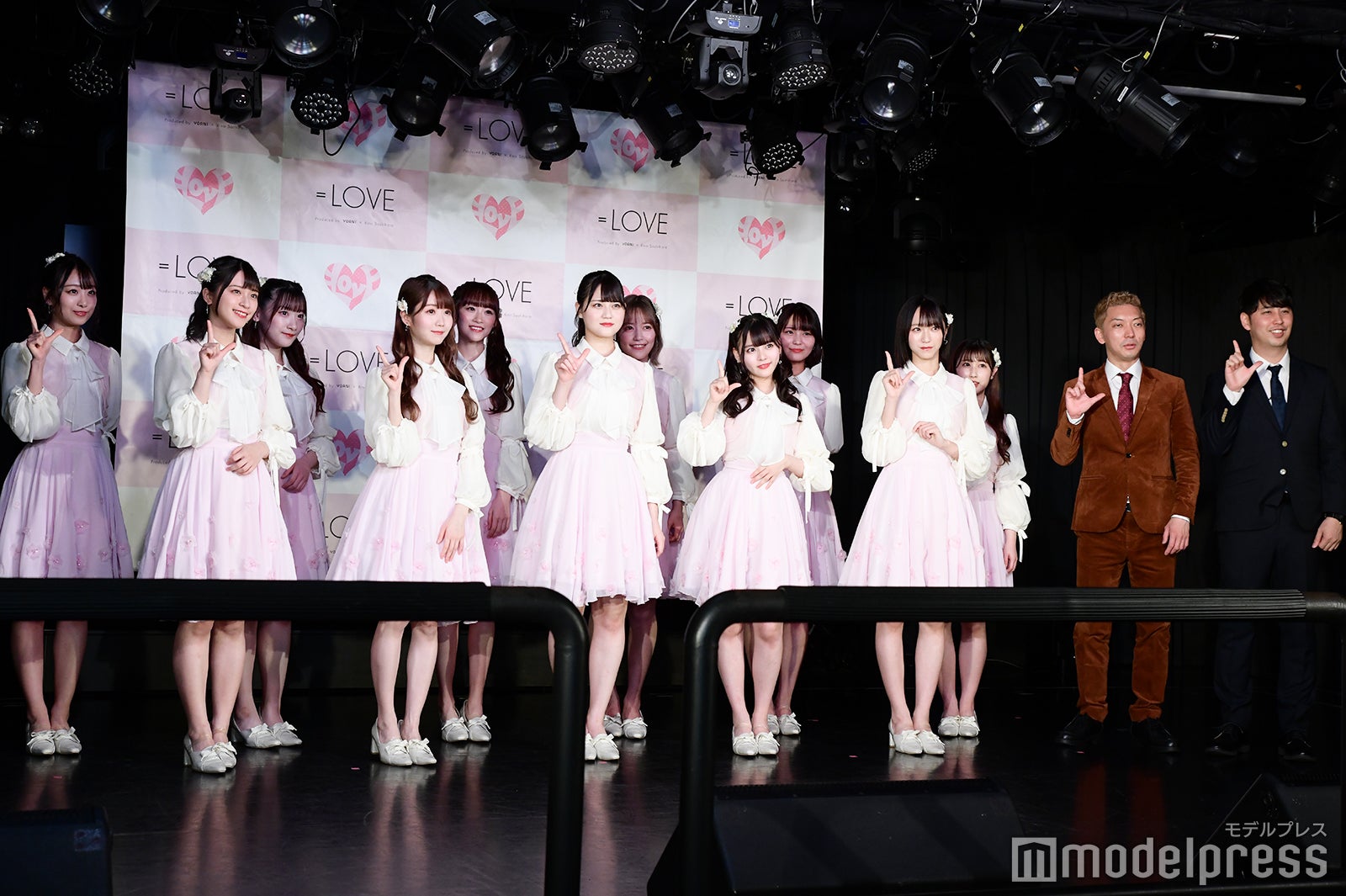 ＝LOVE／（左から）瀧脇笙古、佐々木舞香、齋藤樹愛羅、大谷映美里、音嶋莉沙、高松瞳、諸橋沙夏、齊藤なぎさ、大場花菜、野口衣織、山本杏奈、嶋佐和也、屋敷裕政 （C）モデルプレス