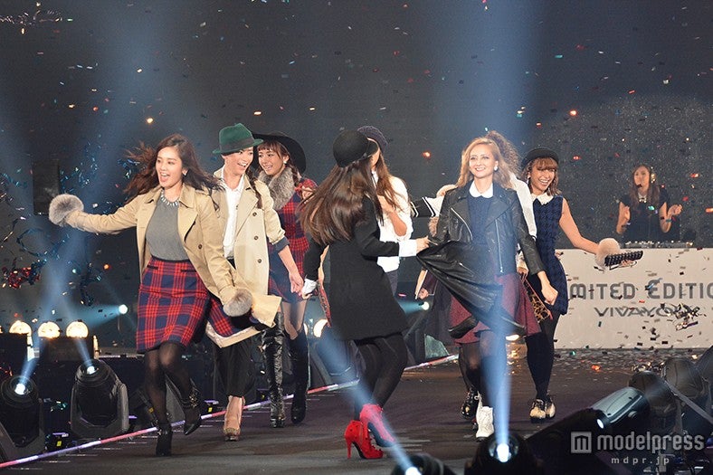 ステージ終盤ではDJに合わせて踊るようにランウェイをウォーキングするモデルたち