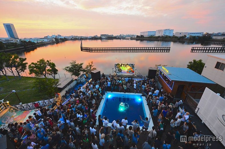 WATERエリアにはプールも