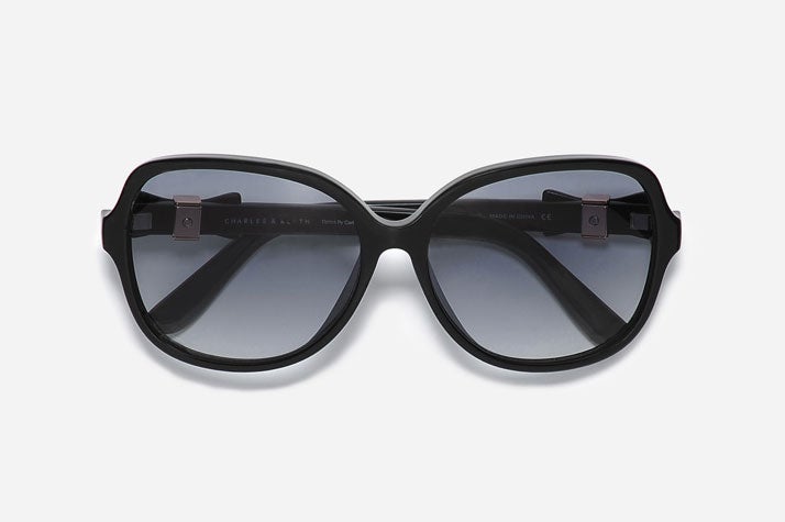 クラシックバタフライサングラス「CHARLES & KEITH」5,616円（税込）／画像提供：CHARLES & KEITH OFFICIAL ONLINE STORE