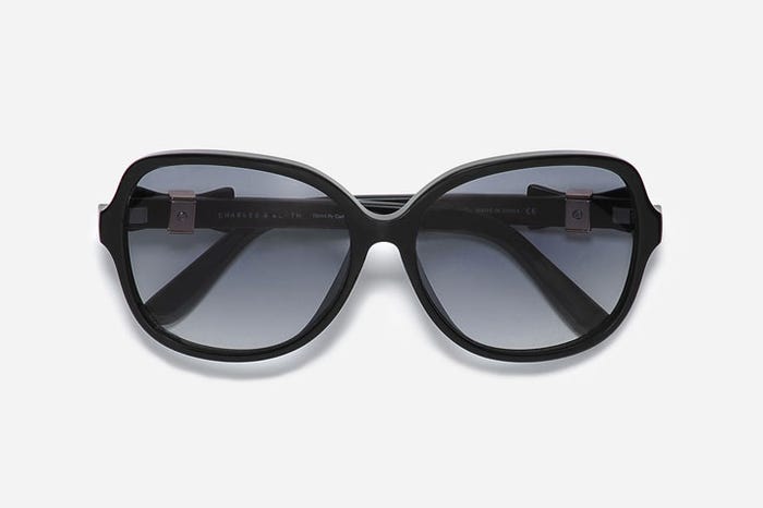 クラシックバタフライサングラス「CHARLES & KEITH」5,616円(税込)/画像提供:CHARLES & KEITH OFFICIAL ONLINE STORE