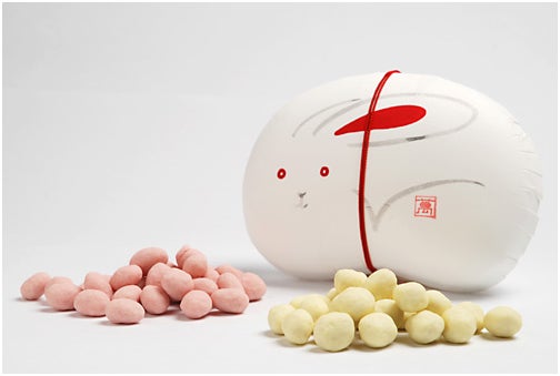 「まめや 金澤萬久」の「かりっとちょこ豆」ホワイト＆いちご／「まめや 金澤萬久」オフィシャルサイトより