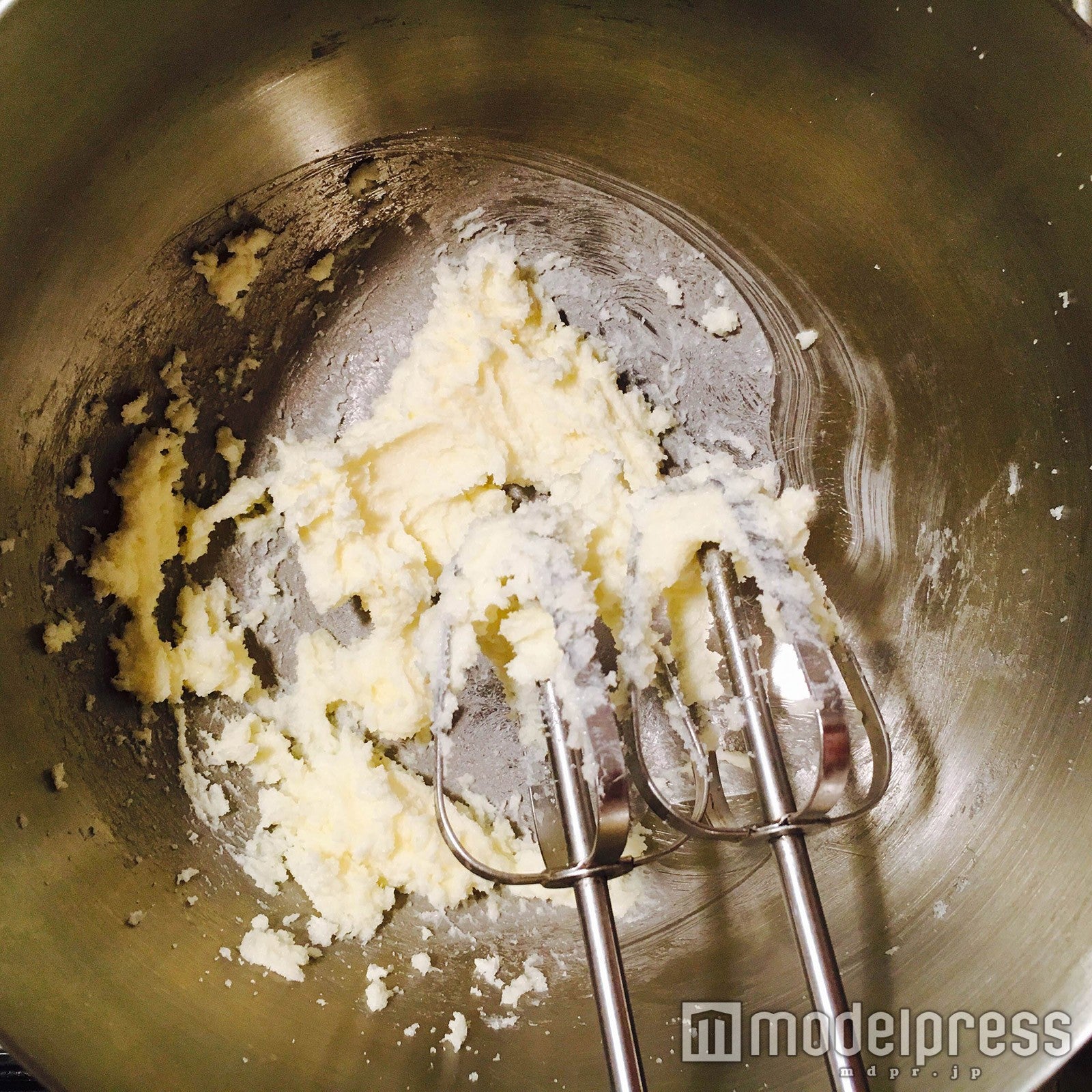 材料を混ぜて…／画像提供：柏原歩